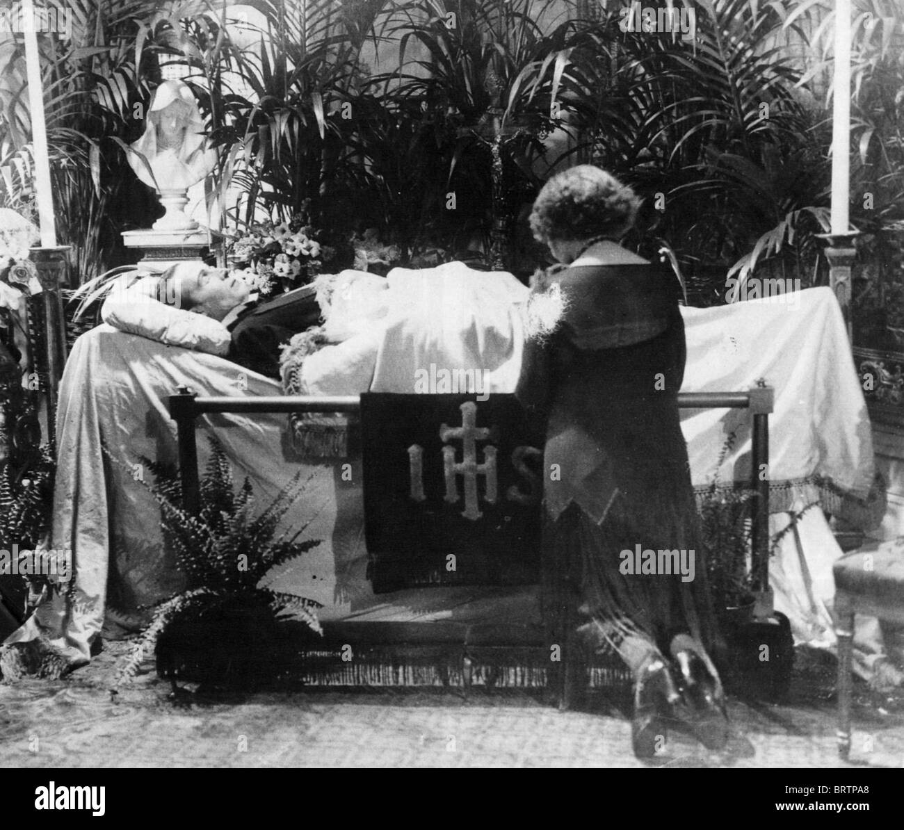Rodolfo Valentino (1895-1926) attore italiano. Mourner al suo funerale 24 agosto 1926 a San Malachia la Chiesa cattolica romana Foto Stock