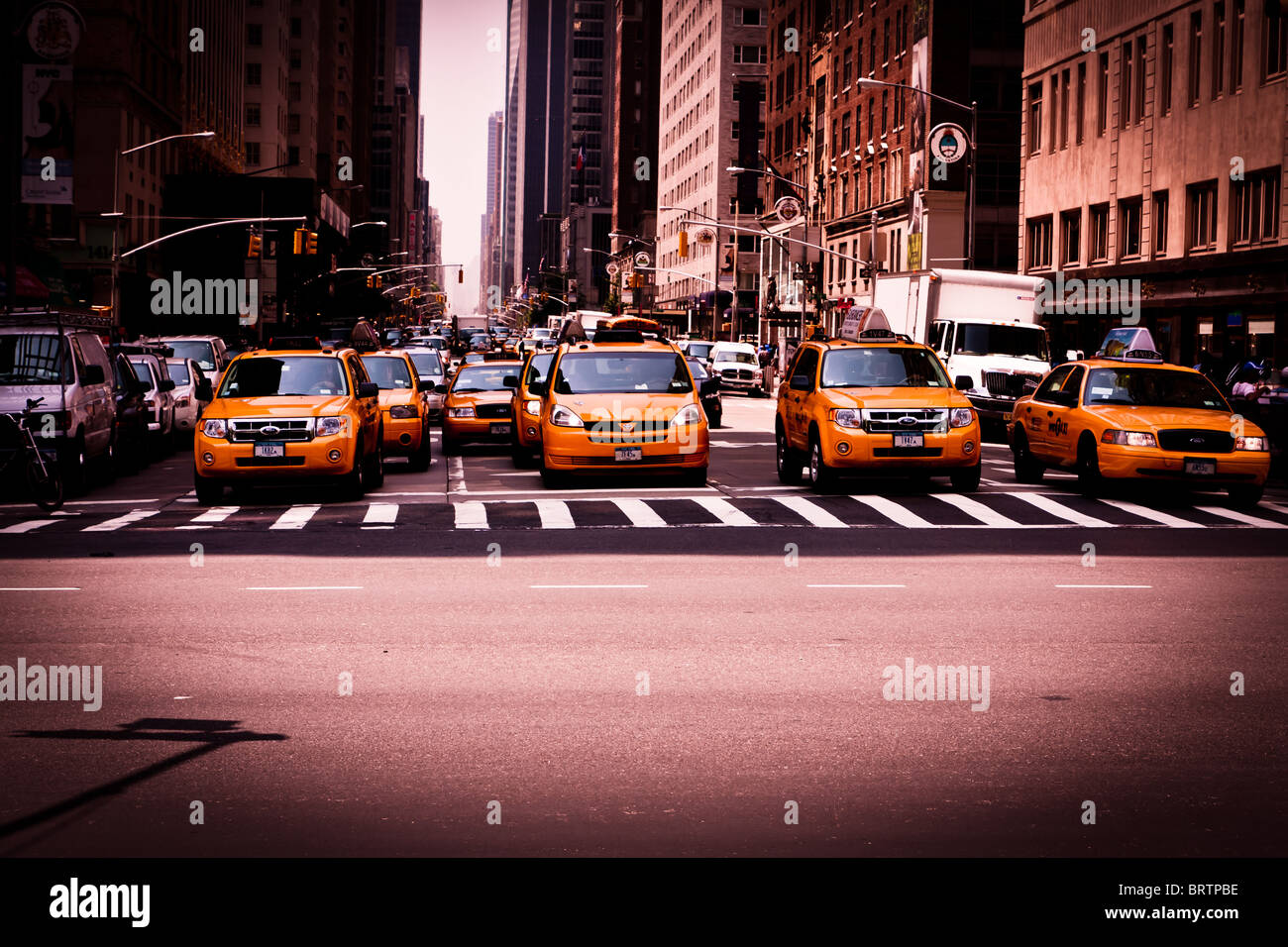 I taxi su una New York Avenue Foto Stock