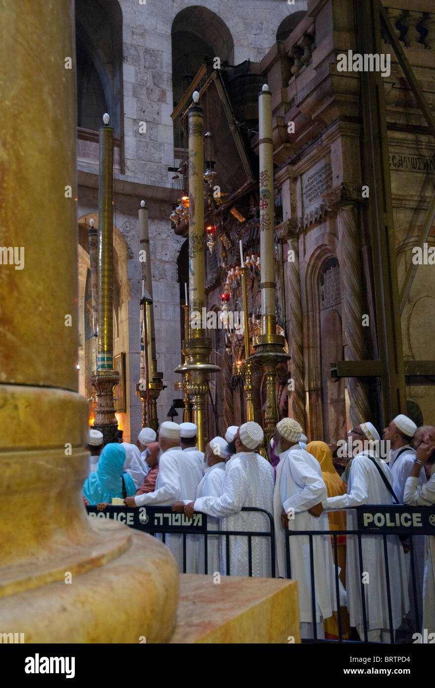 Un gruppo di musulmani pellegrini accodamento per immettere il Sepolcro di Cristo. Santo Sepolcro. Gerusalemme. Foto Stock