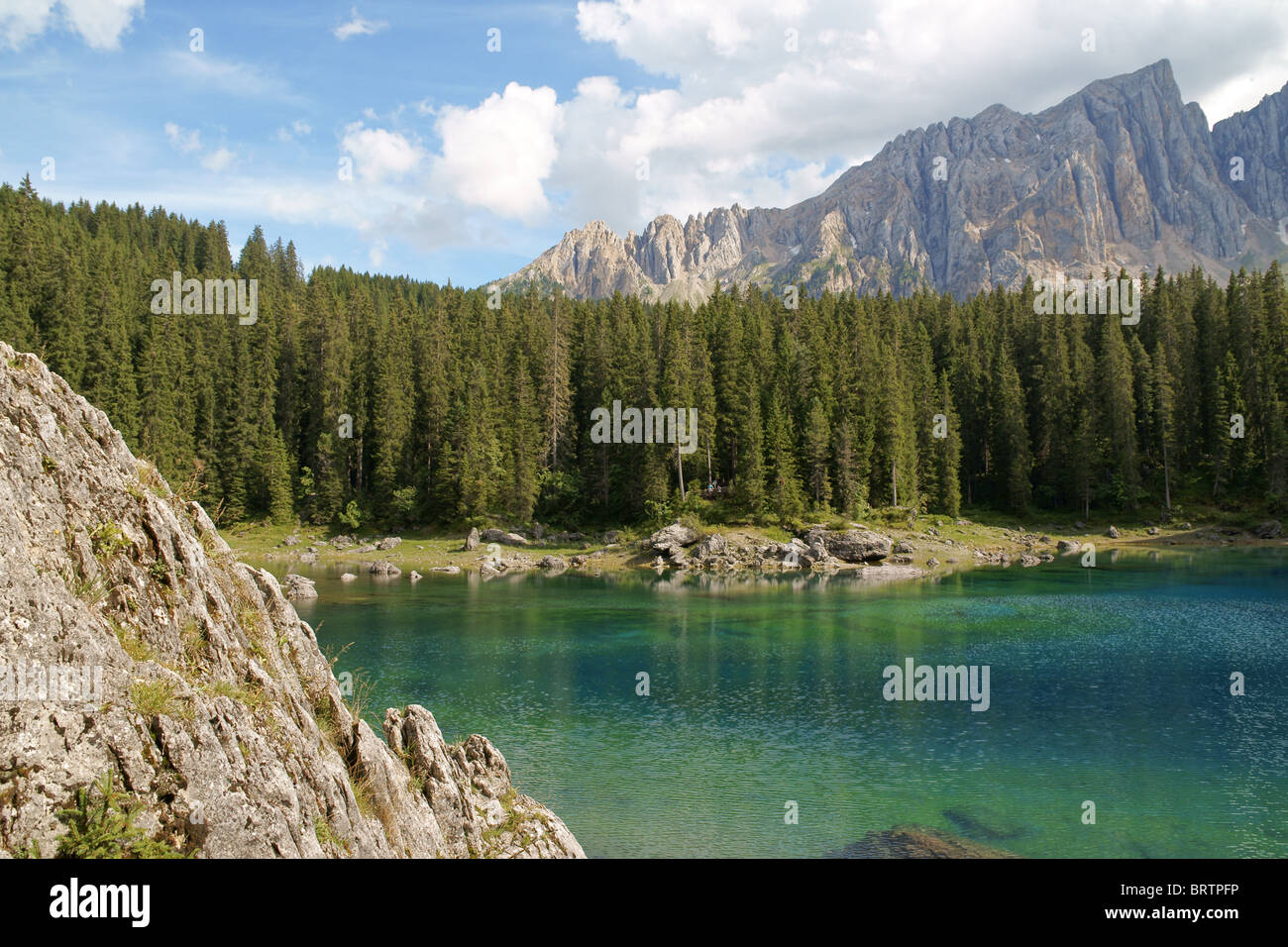 Vista panoramica del lago di Carezza e Dolomiti nella regione italiana del Trentino Alto Adige (Alto Adige) Foto Stock