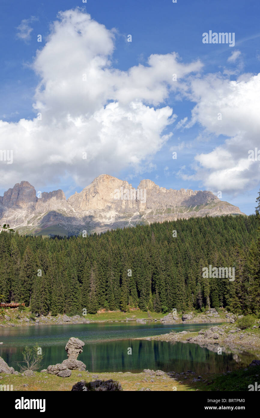 Vista panoramica del lago di Carezza nella regione italiana del Trentino Alto Adige (in Alto Adige e le Dolomiti catena del Latemar Foto Stock