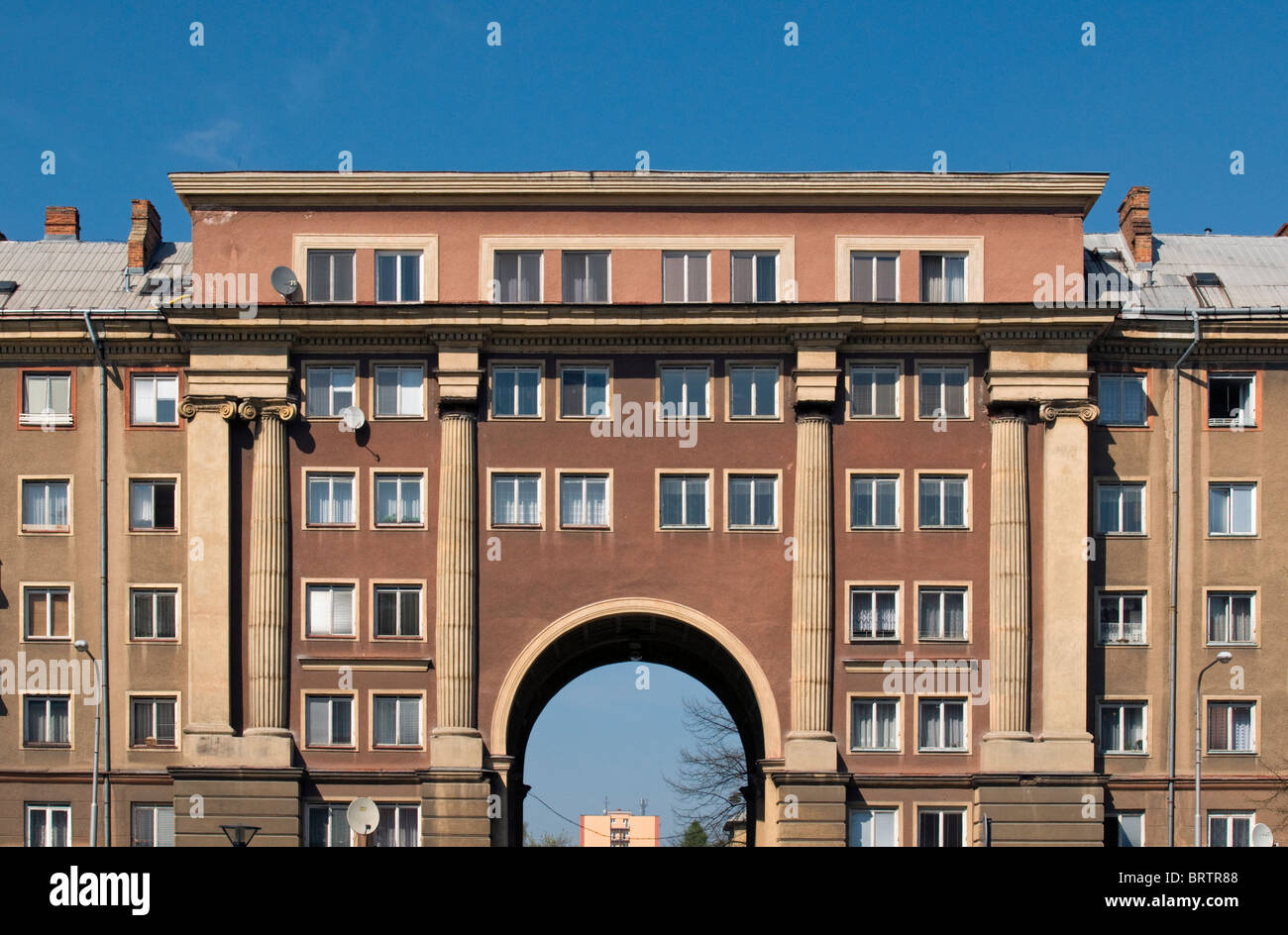Edificio di appartamenti con Arch negli anni cinquanta a Realismo Socialista Architettura Stile, Hlavni Trida, Poruba, Ostrava, Repubblica Ceca Foto Stock