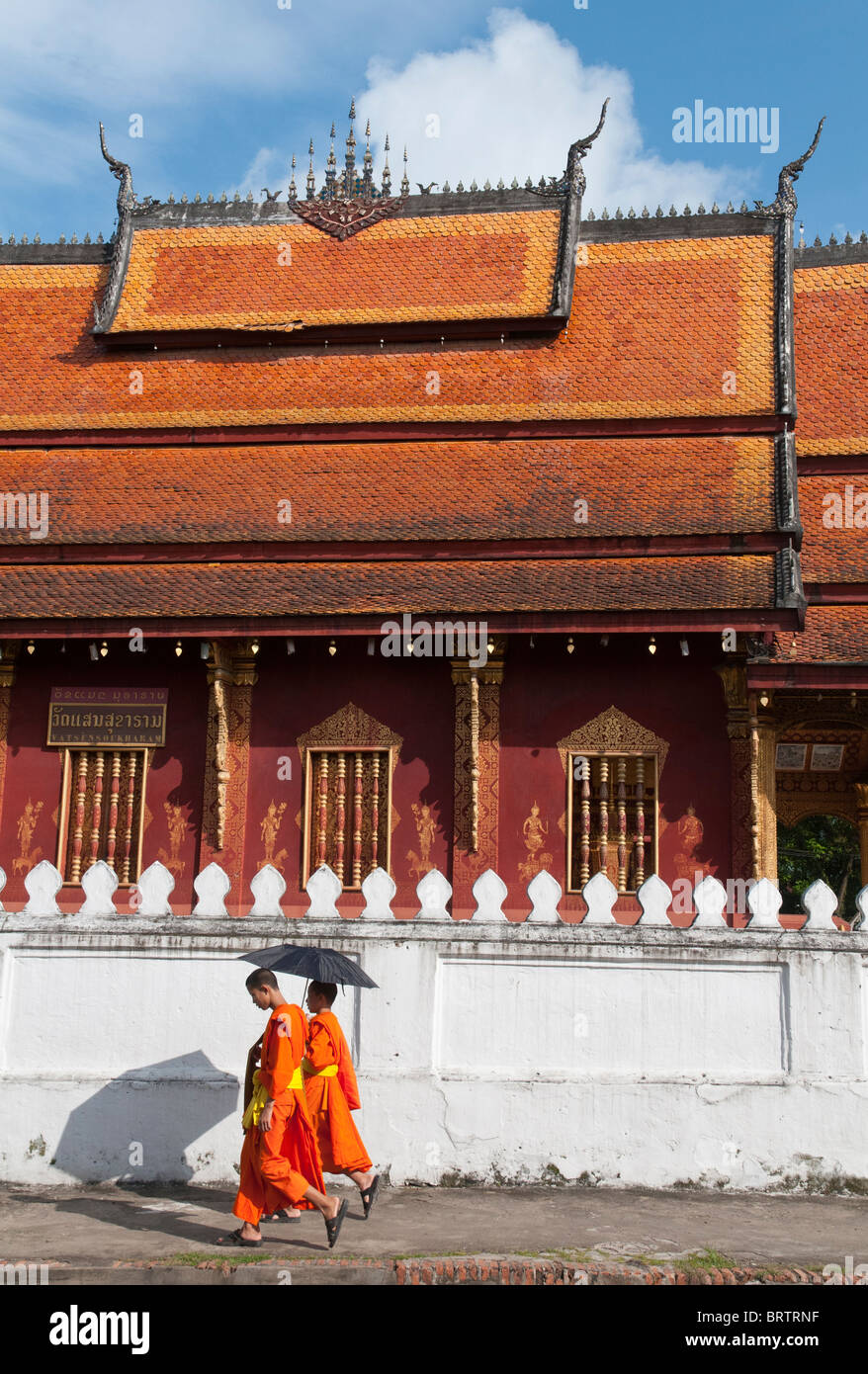 I monaci con ombrello il risveglio da parte wat siphouttabat thippharam in Luang Prabang. Laos Foto Stock