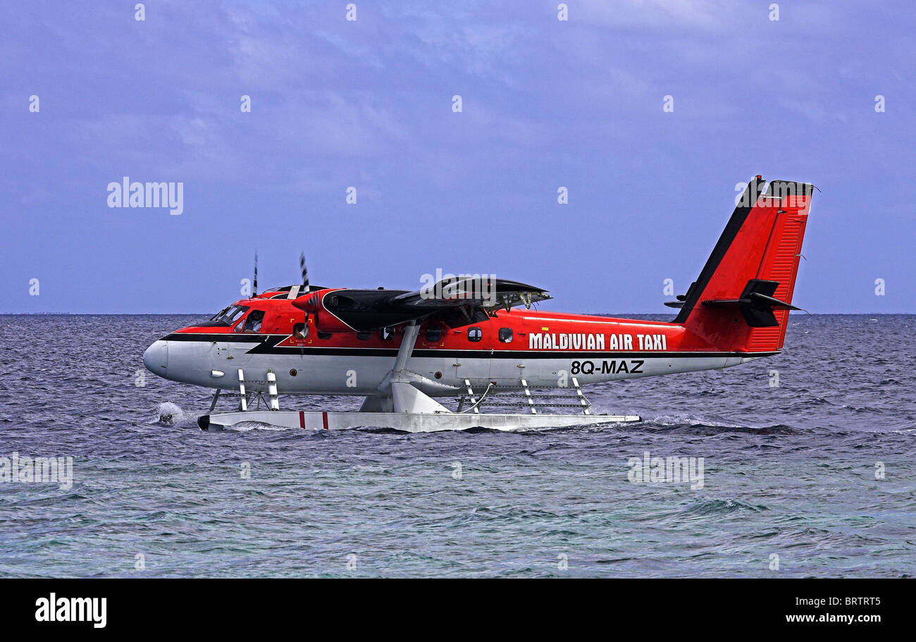 De Havilland DHC-6 Twin Otter piano mare, aria maldiviano taxi si prepara a prendere il via da un'isola delle Maldive Foto Stock