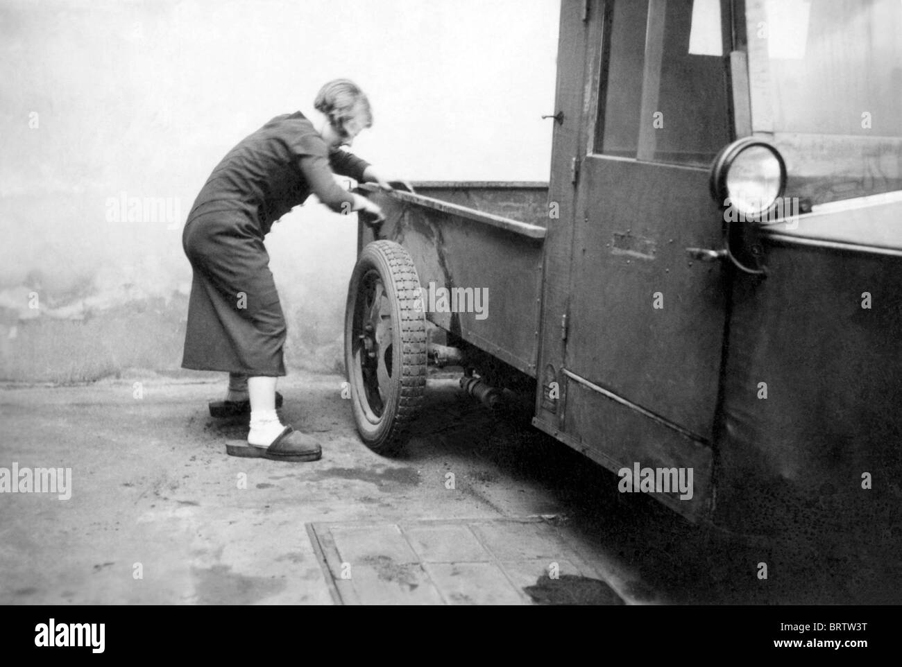 Donna di pulizia di un auto, immagine storica, ca. 1929 Foto Stock