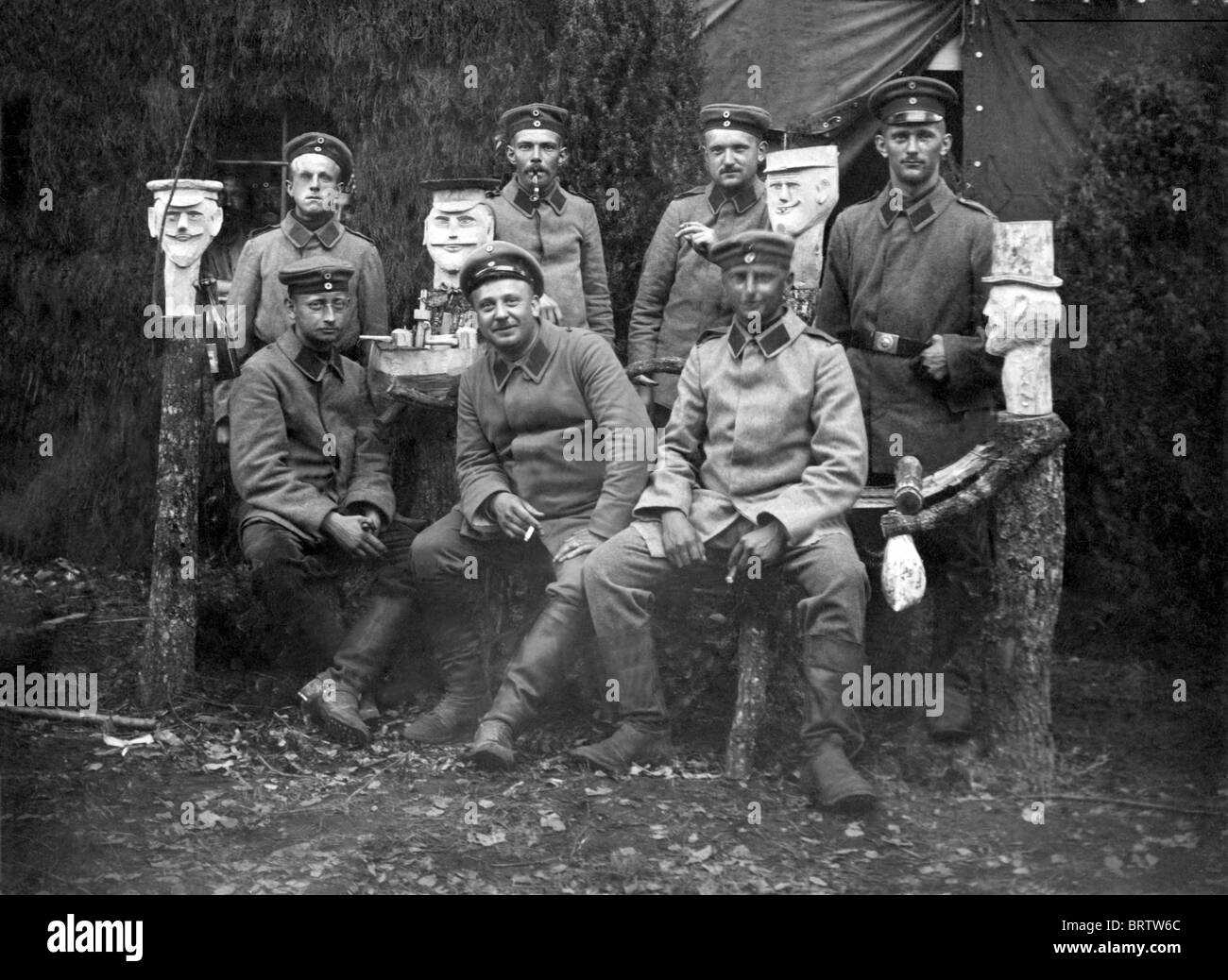 Soldati con scolpite le teste di legno, immagine storica, ca. 1915, la Prima Guerra Mondiale Foto Stock