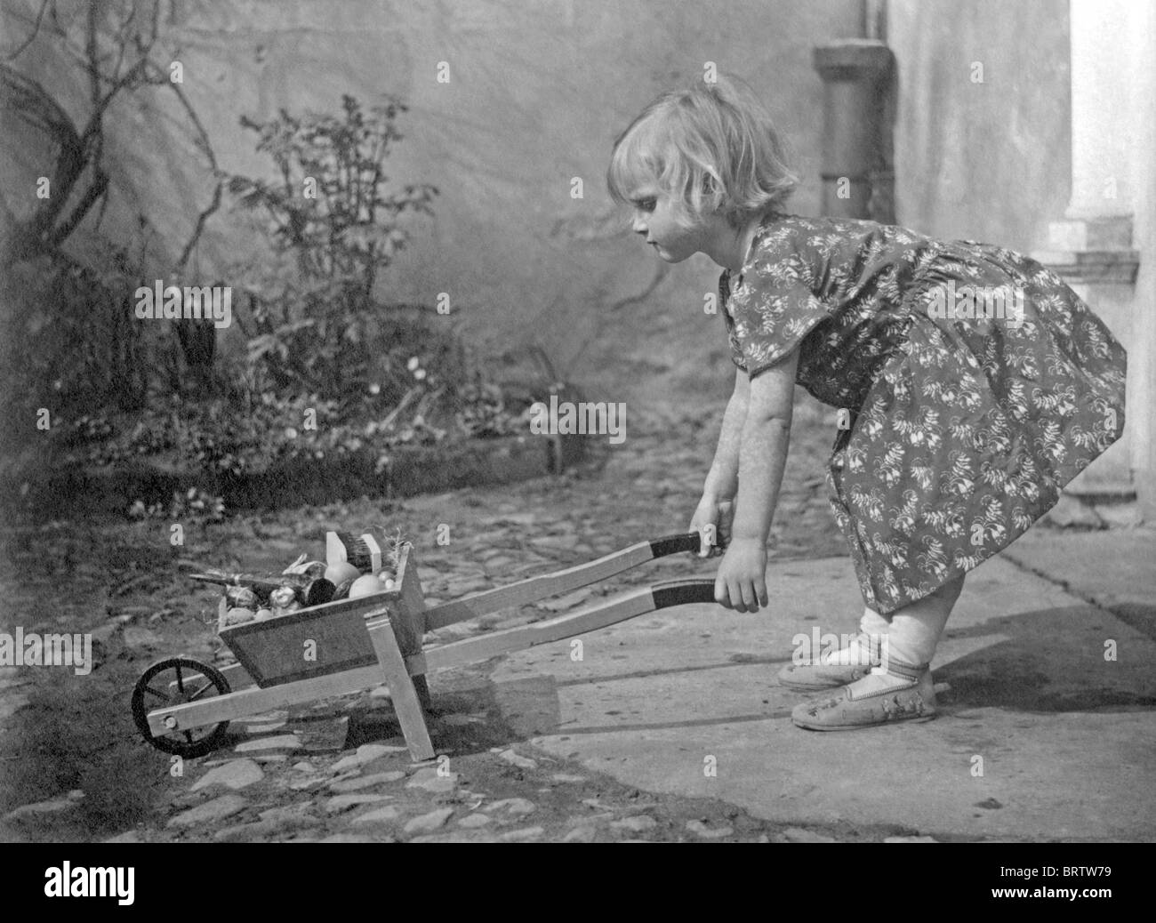 Ragazza che gioca, immagine storica, ca. 1931 Foto Stock