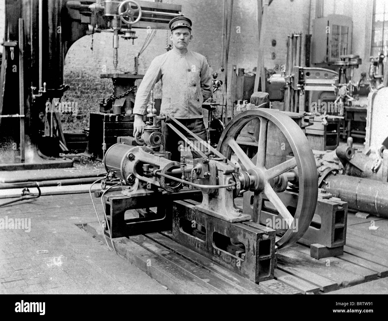 Uomo al lavoro su una macchina, immagine storica, ca. 1916 Foto Stock