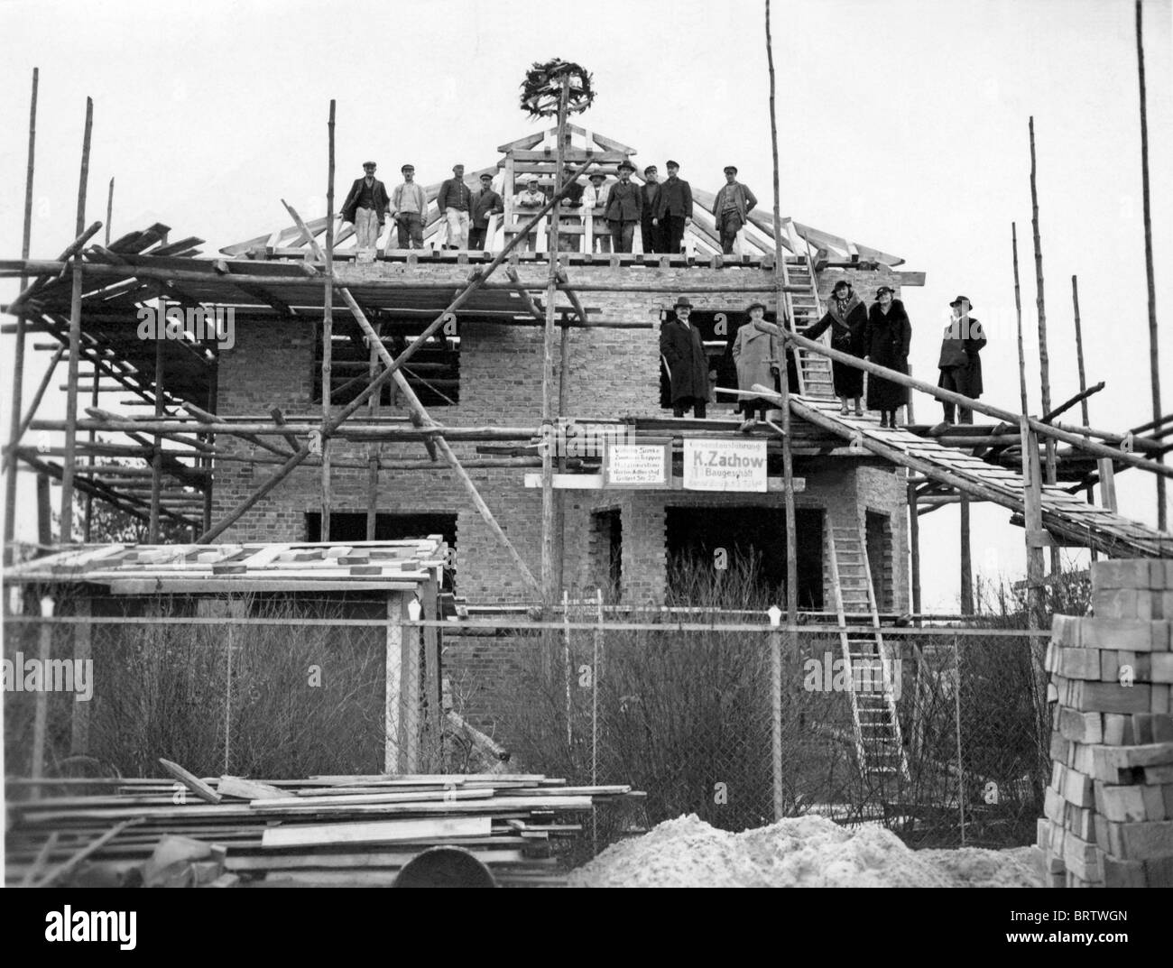 Lavoratori edili, topping-out cerimonia, immagine storica, ca. 1930 Foto Stock