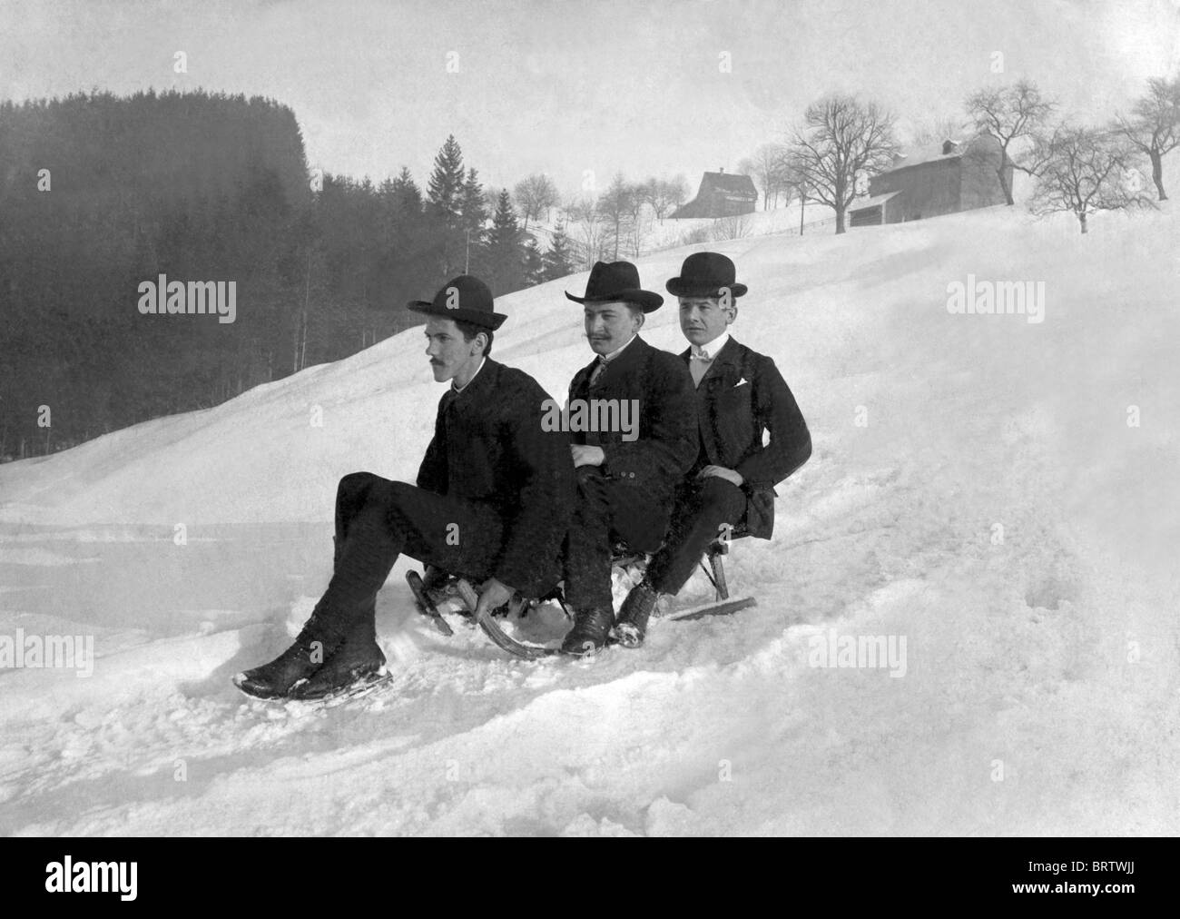 Tre colleghi in sella a una slitta, immagine storica, ca. 1912 Foto Stock