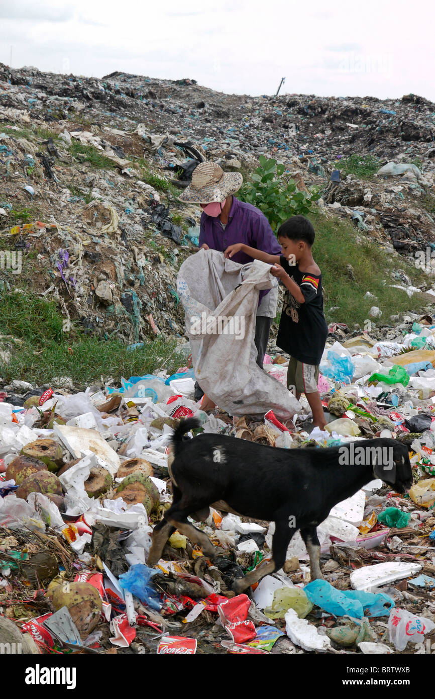 Cambogia Scavenger Srey Soun Thouch ricerca di materiali riciclabili a Phnom Penh Caeay Media garbage dump. Foto Stock