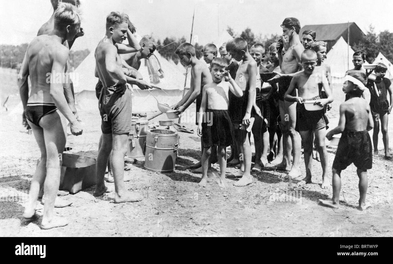 La distribuzione di pasti al Camping fuer Jugendliche, il campeggio per i giovani, immagine storica, ca. 1929 Foto Stock