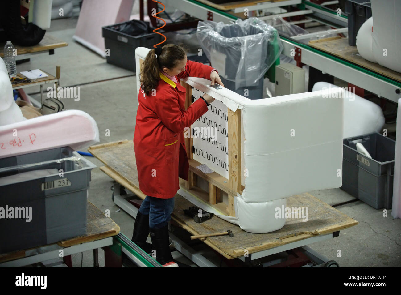 Lavoratore assemblando un divano telaio in corrispondenza del fornitore di  Ikea Aquinos divano fabbrica in Portogallo Foto stock - Alamy