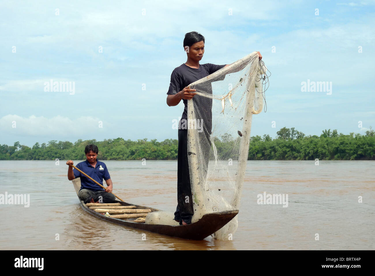 Cambogia Sovat Komsonath (29) la pesca nel Fiume Sekong Ban Bung village, Stung Treng distretto. Foto Stock