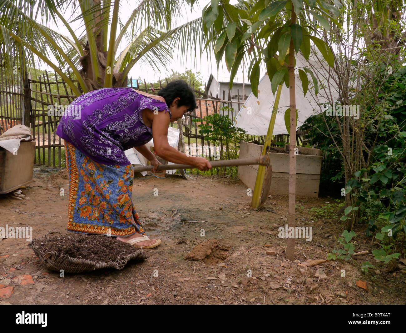 Cambogia Ms Hom Kimsroy, 57, che rende il suo wn compost di casa nella baraccopoli di insediamento di San Sok. Foto Stock