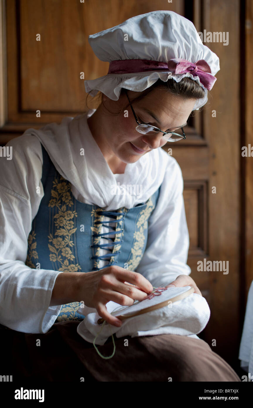 Giovane donna nel tradizionale abito in Svezia, con ricami Foto Stock