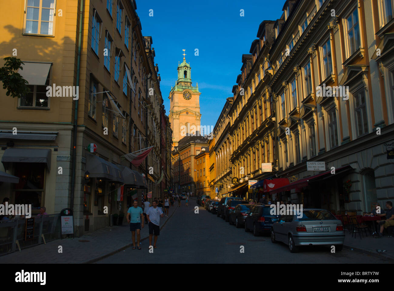 Gamla stan la città vecchia con la chiesa Storkyrkan Stoccolma Svezia Europa Foto Stock