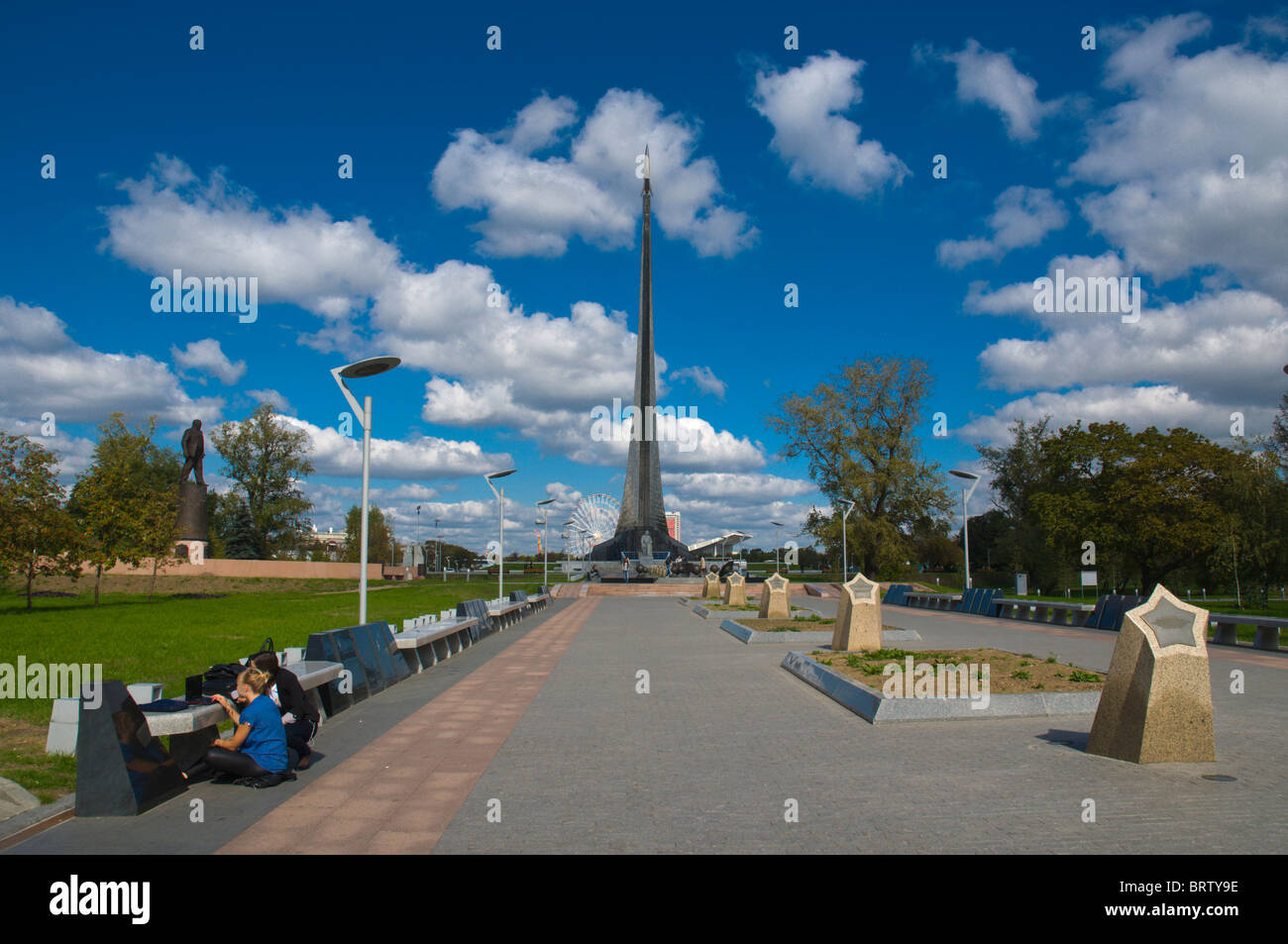 Cosmonauta Monumento in memoria "all'Conqueors dello spazio vicino VDNKh fiera Mosca Russia Foto Stock