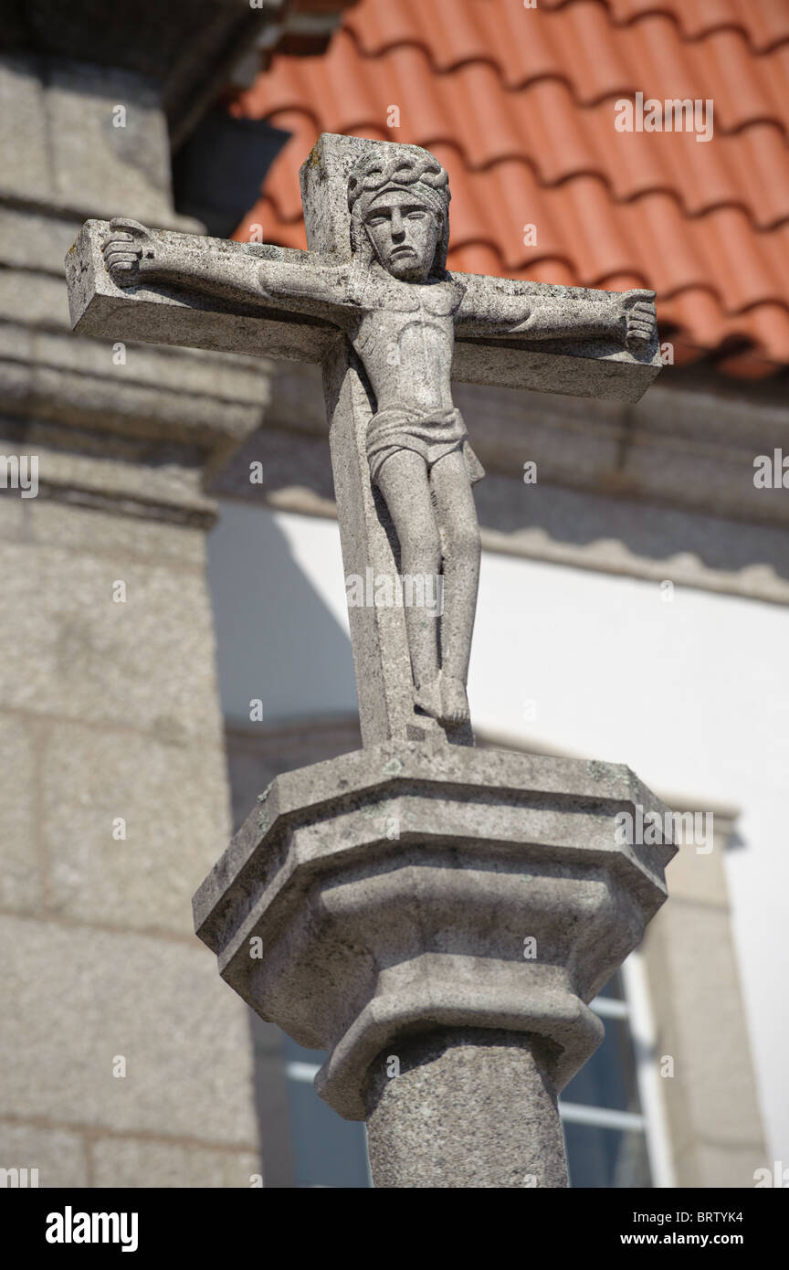 Statua di Pietra del crocifisso Gesù Cristo in Alpedrinha, Portogallo Foto Stock