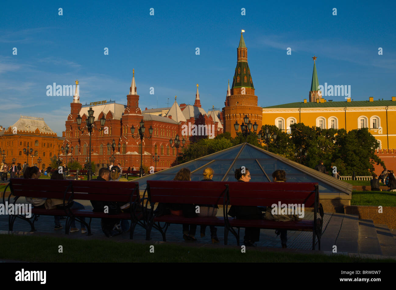 Ploshchad Manezhnaya Square accanto alla centrale del Cremlino di Mosca Russia Europa Foto Stock