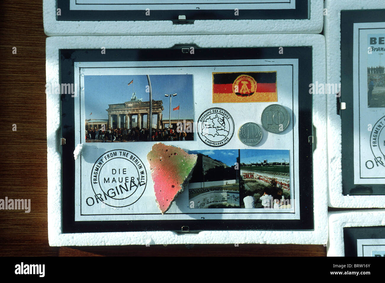 Pezzi di muro di Berlino viene venduto come souvenir, 1991 Foto Stock