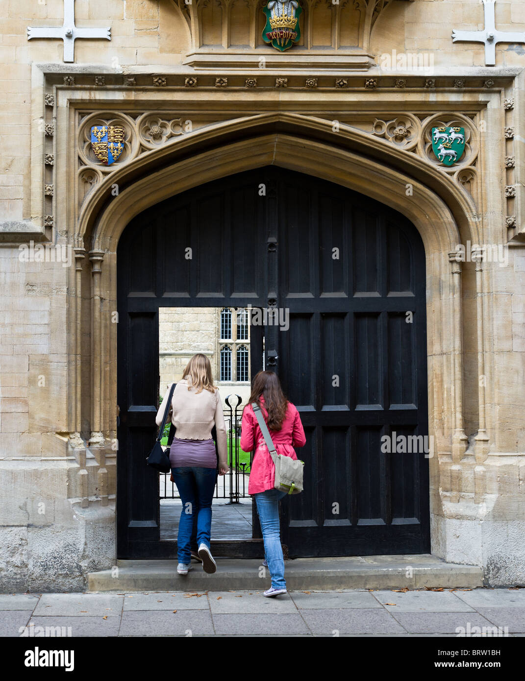 Gli studenti in entrata del gateway al Jesus College di Oxford University. Foto Stock