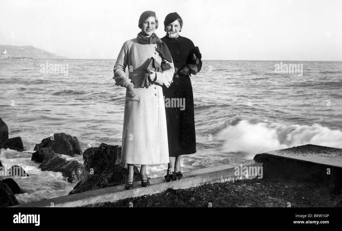 Due vestiti alla moda donna, storico photgraph, intorno al 1930 Foto Stock
