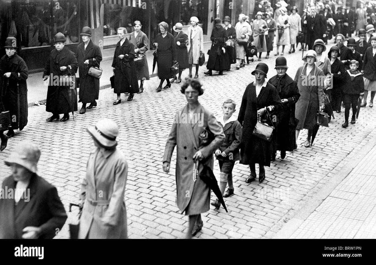 La gente in coda, fotografia storica, intorno al 1929 Foto Stock