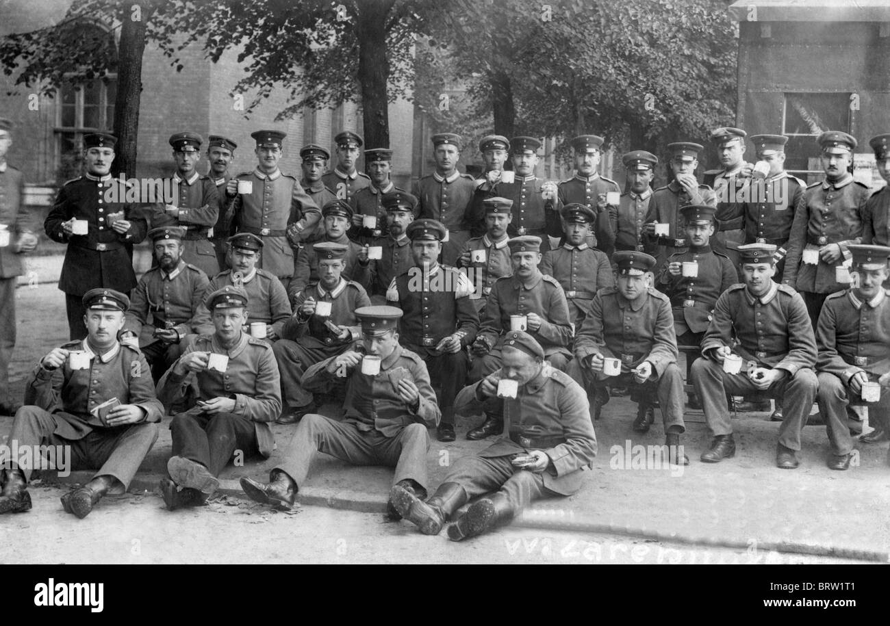 I soldati di bere da bicchieri, fotografia storica, circa 1925 Foto Stock