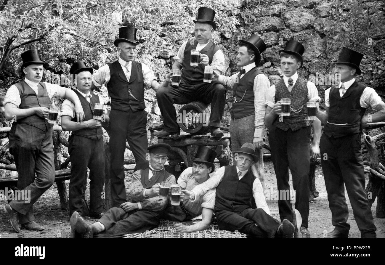 Gruppo di nen indossando cappelli superiore a bere birra, immagine storica, ca. 1914 Foto Stock