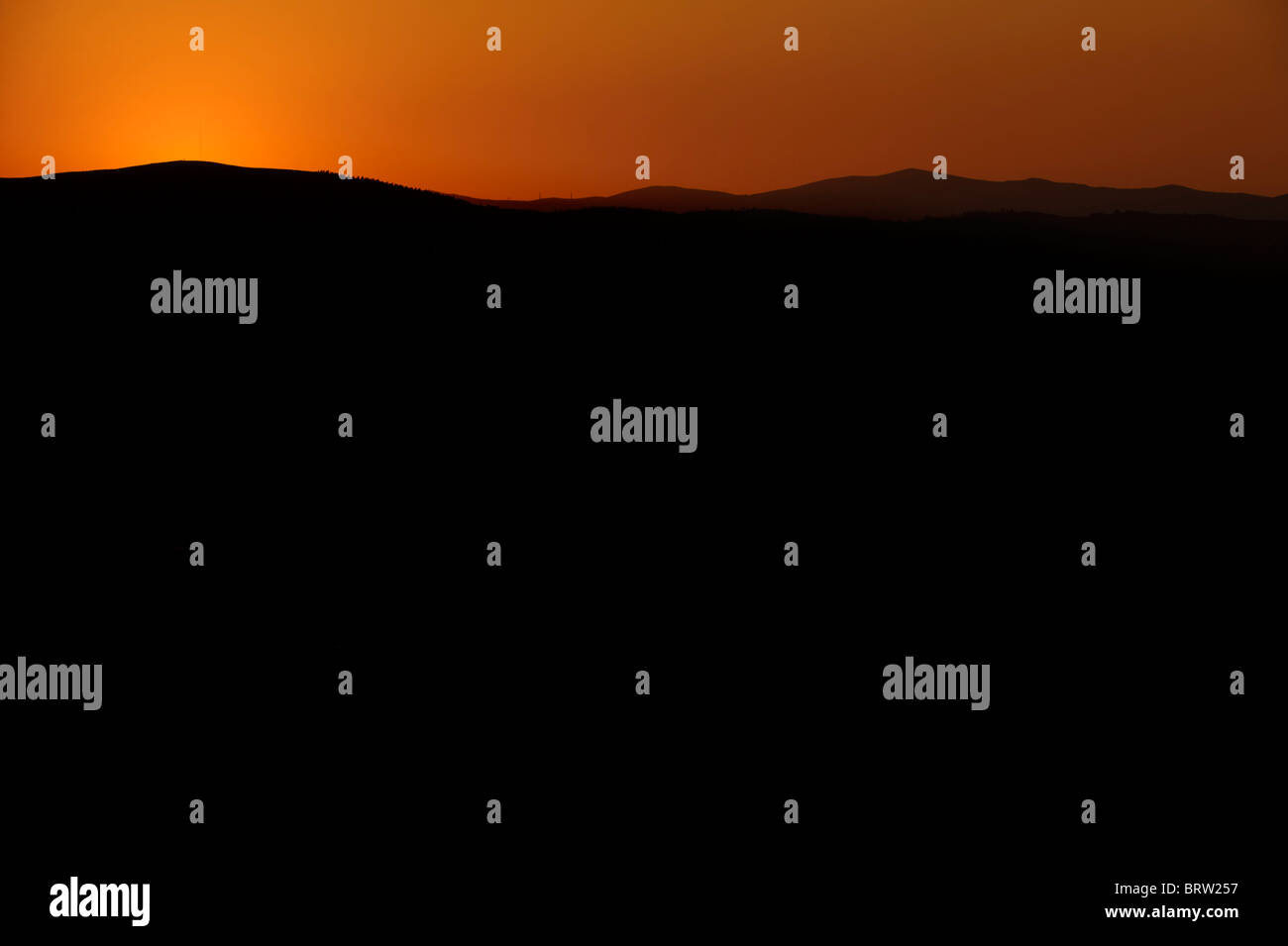 Sole che splende sulle montagne Foto Stock