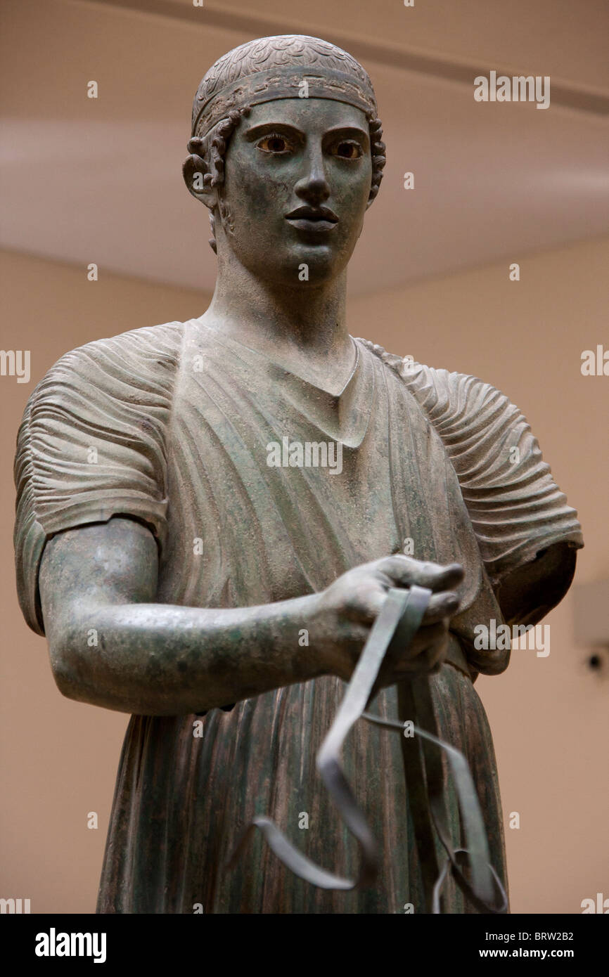 Una delle più famose statue antiche, il Condottiero di Delphi, all'interno del museo Delphi. Foto Stock