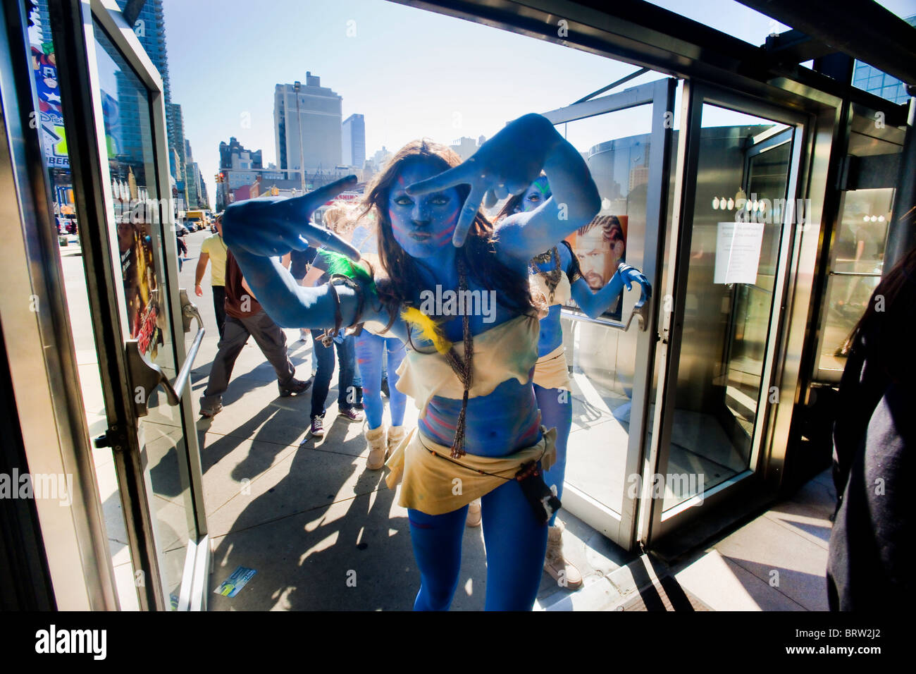 Migliaia di arrivare al Comic Con presso il Jacob Javits Convention Center di New York Foto Stock