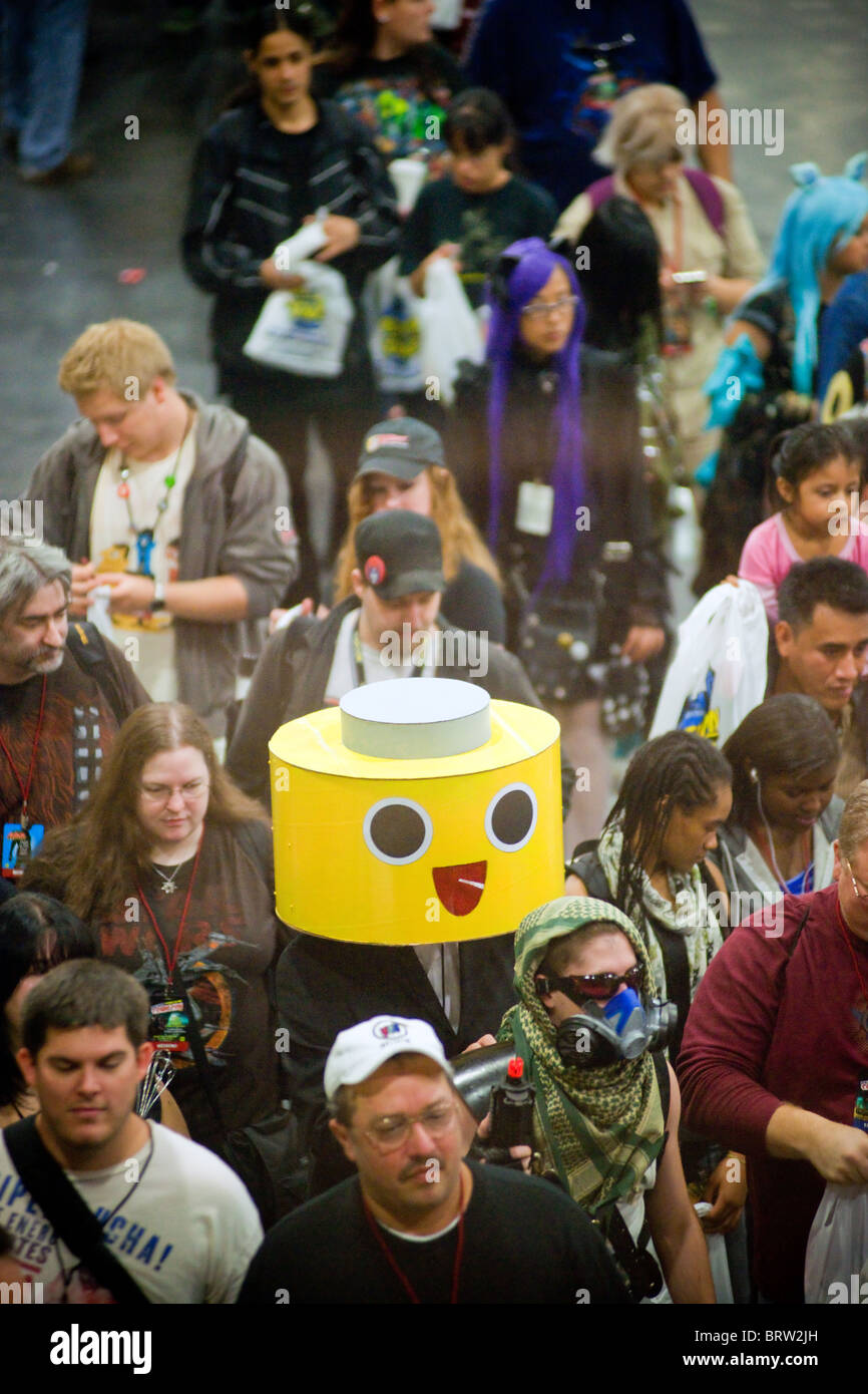Migliaia di arrivare al Comic Con presso il Jacob Javits Convention Center di New York Foto Stock