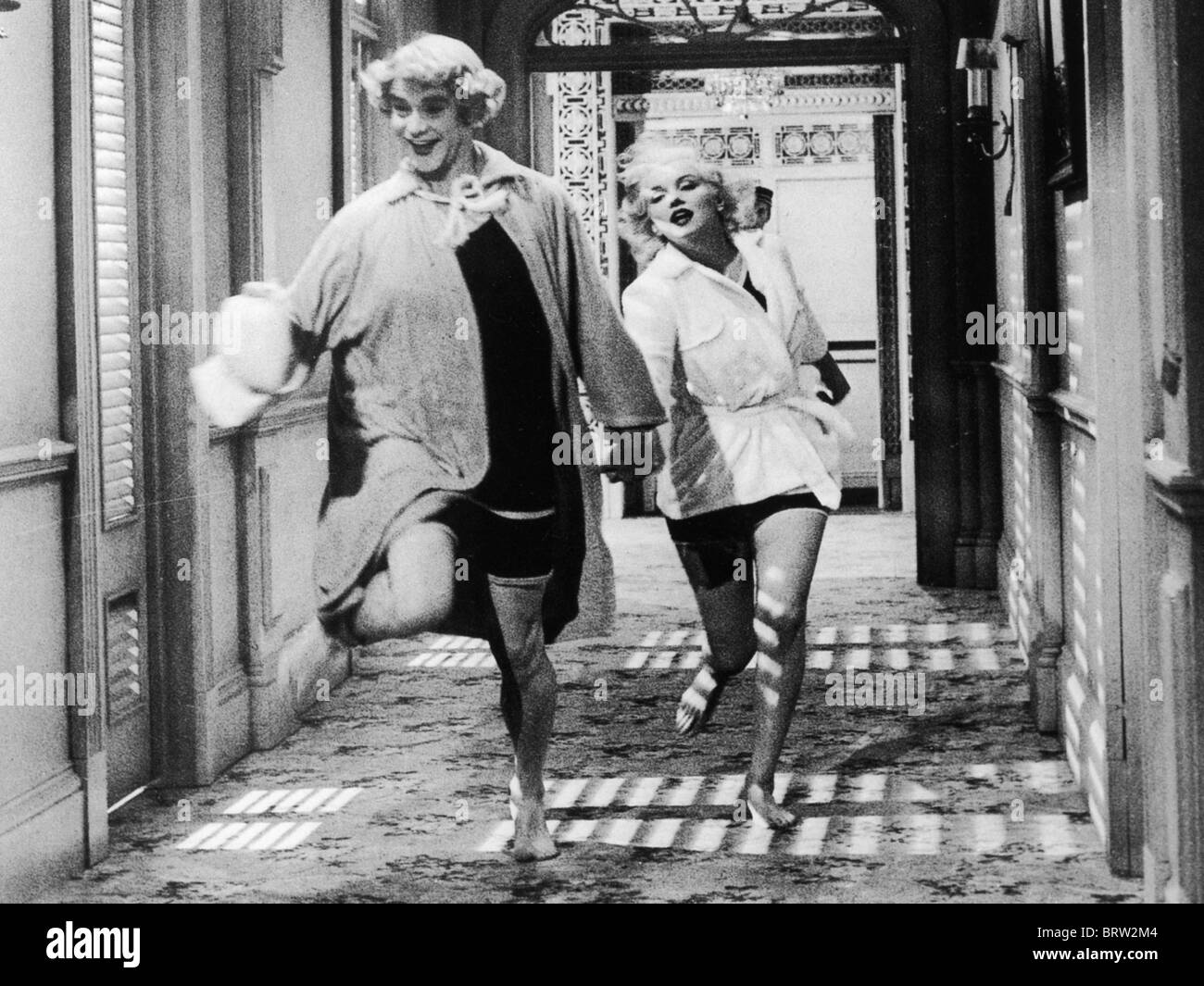 A QUALCUNO PIACE CALDO 1959 UA/Mirisch film con Tony Curtis a sinistra e di Marilyn Monroe Foto Stock