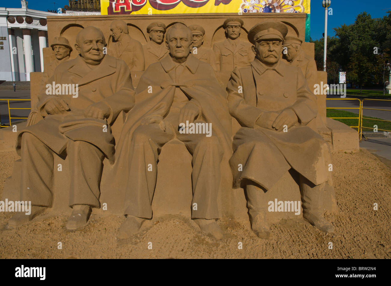 Churchill Roosevelt e Stalin la scultura di sabbia a VDNKh All-Russian fiera in tempi sovietici Mosca Russia Foto Stock