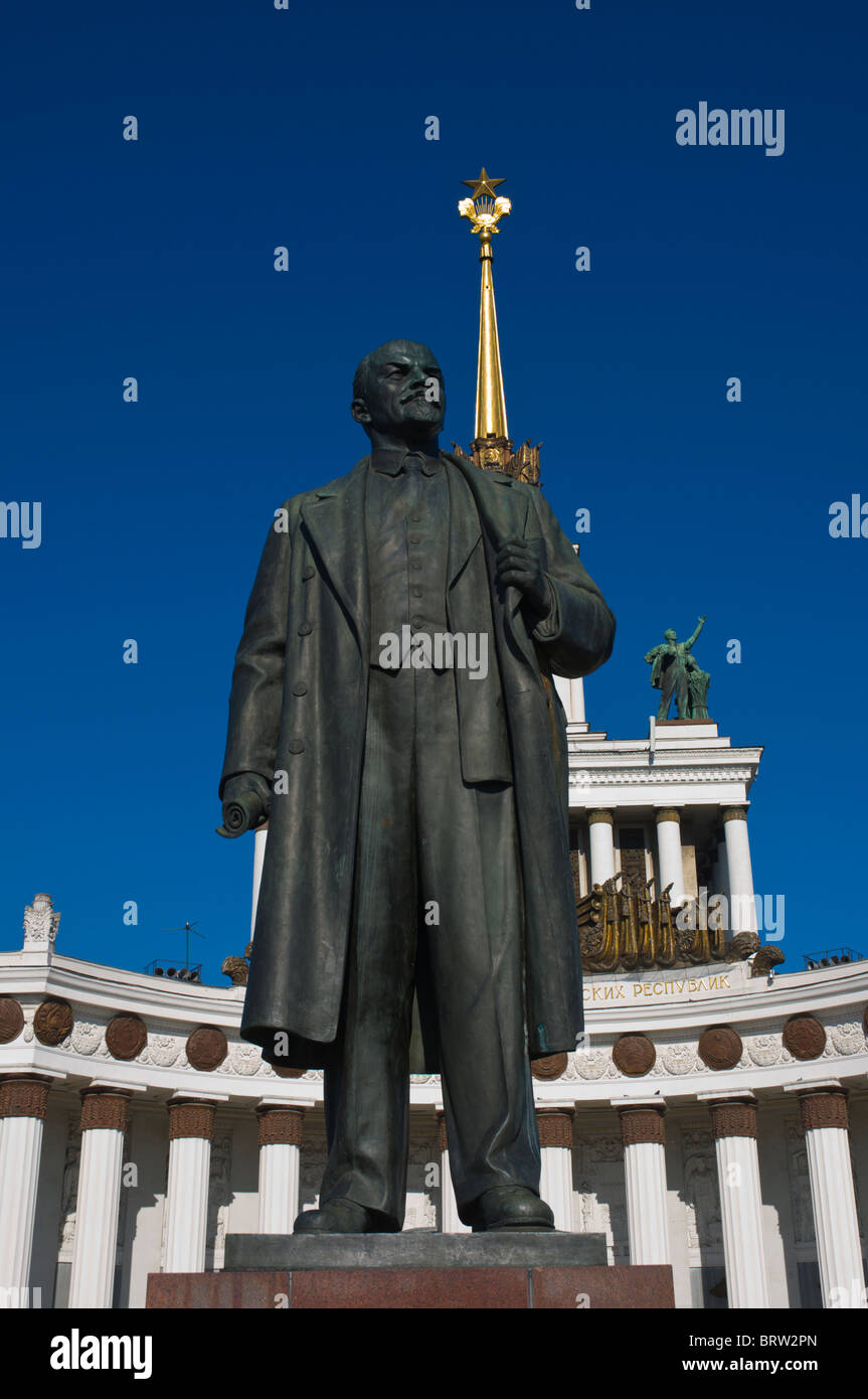 V.I. Statua di Lenin al di fuori del padiglione centrale edificio All-Russian VDNKh al centro esposizioni da tempi sovietici Mosca Russia Europa Foto Stock