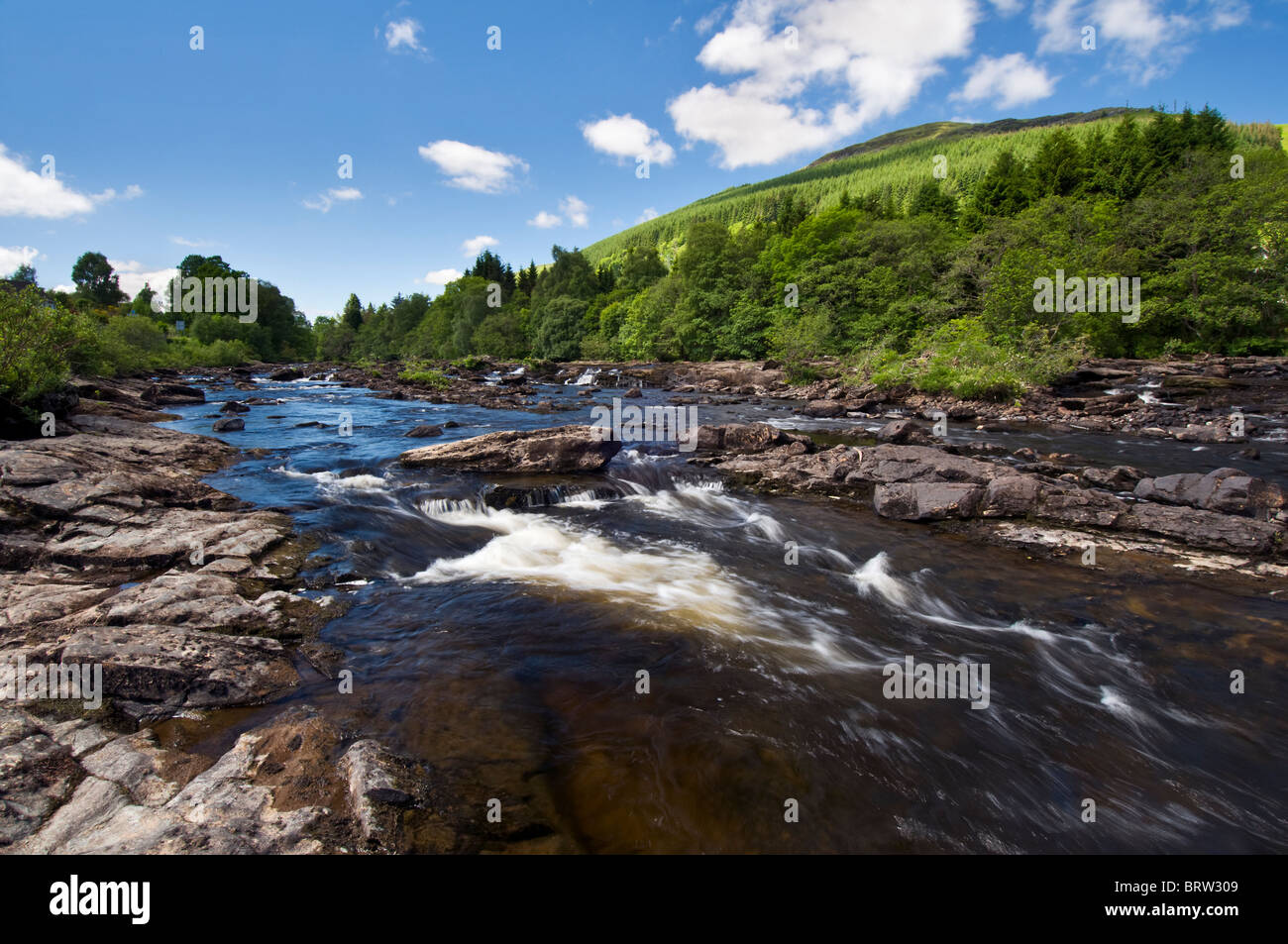 River Dochart presso le cascate di Dochart a Killin, Perthshire Scozia, Regno Unito sulla bella giornata d'estate Foto Stock