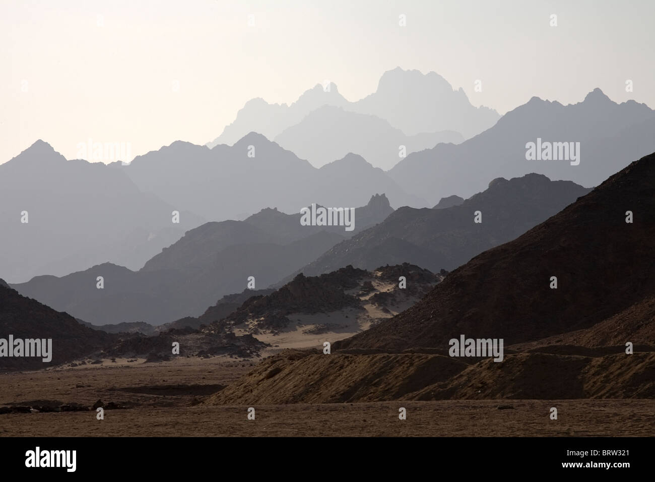 Mountain sopito sagome in Egitto il paesaggio del deserto Foto Stock