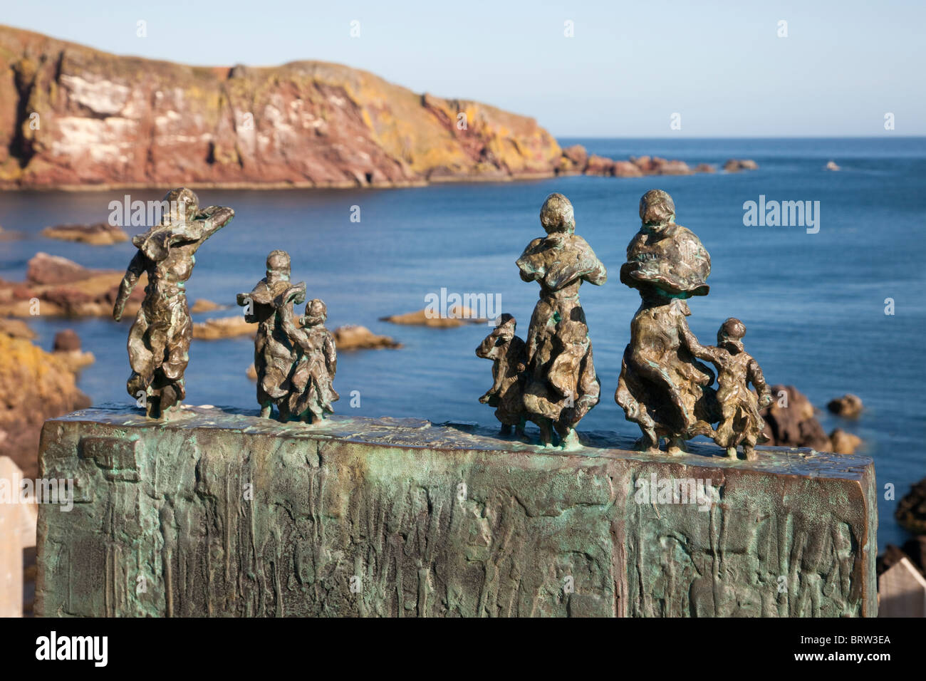 St Abbs, Berwickshire, Scottish Borders, Scotland, Regno Unito commemorativa in bronzo della scultura da East Coast disastro di pesca vicino a St Abbs Head Foto Stock
