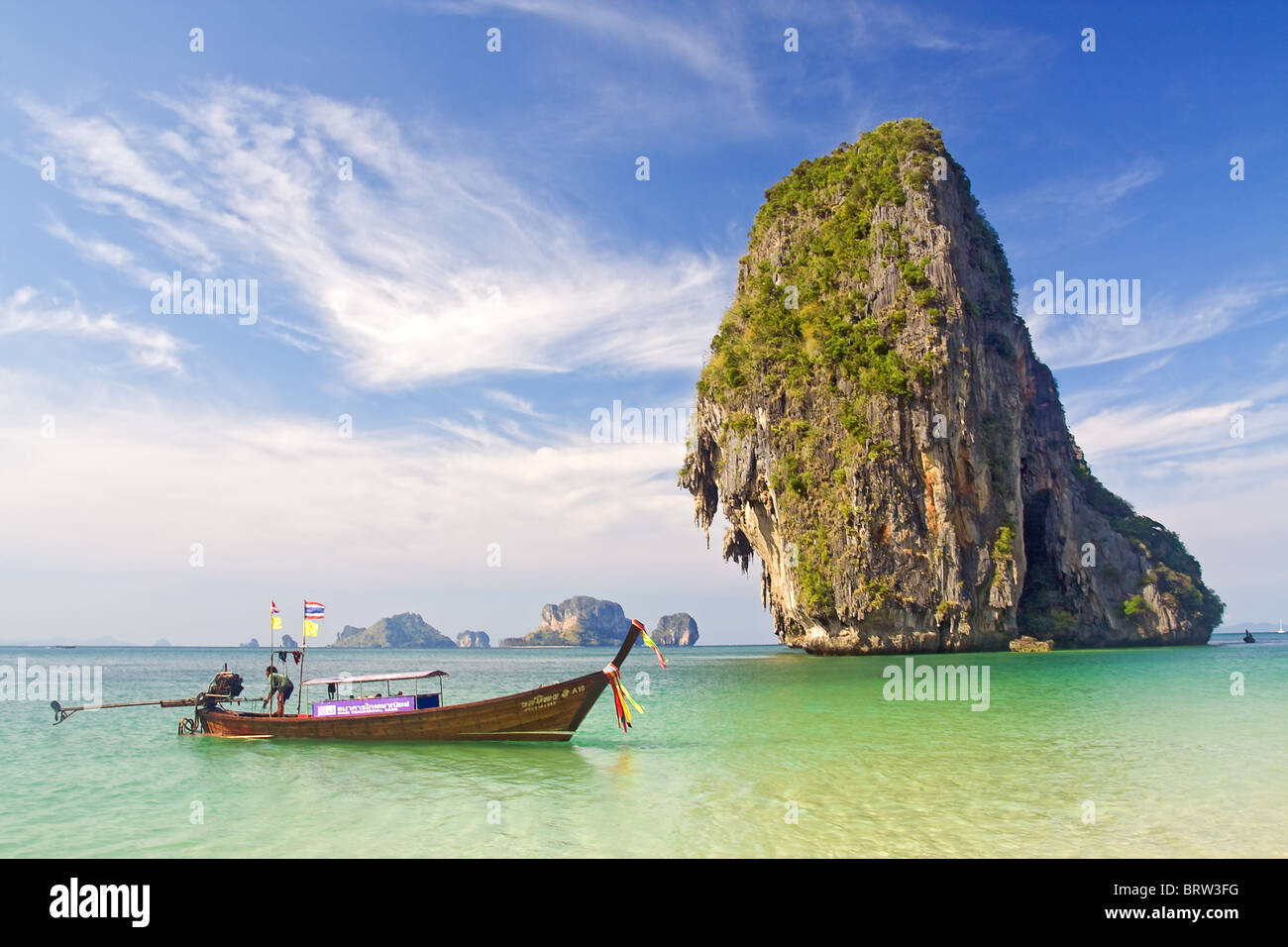 Barca tradizionale in mare in Thailandia Foto Stock