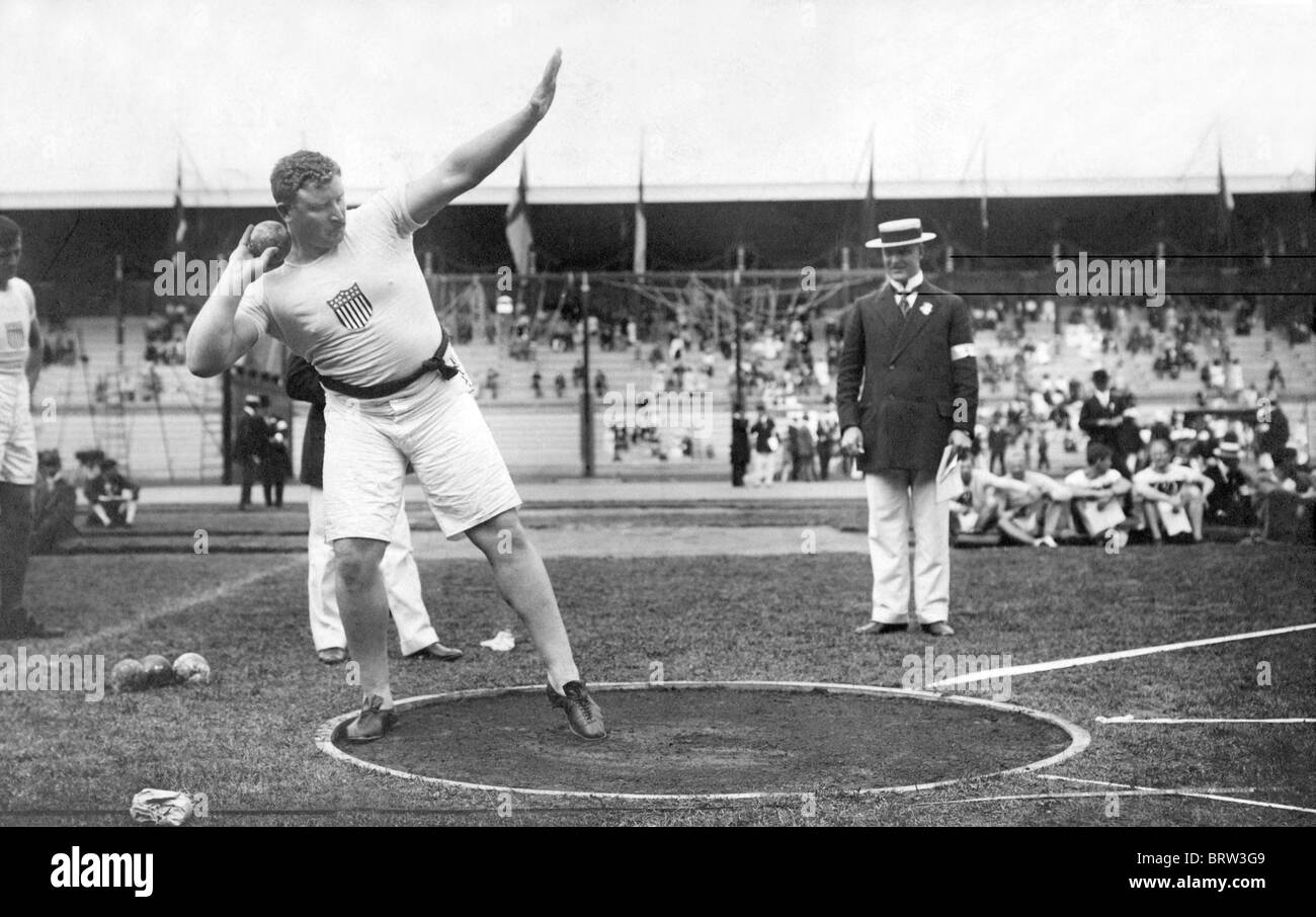 Pat MacDonald shotputting, in occasione dei Giochi Olimpici di Stoccolma, Swedem, fotografia storica, 1912 Foto Stock