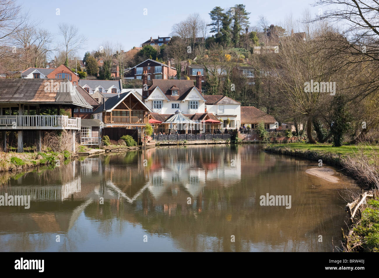 Il pub Weyside si riflette nel fiume Wey sulla navigazione Godalming. Guildford Surrey Inghilterra Gran Bretagna Foto Stock