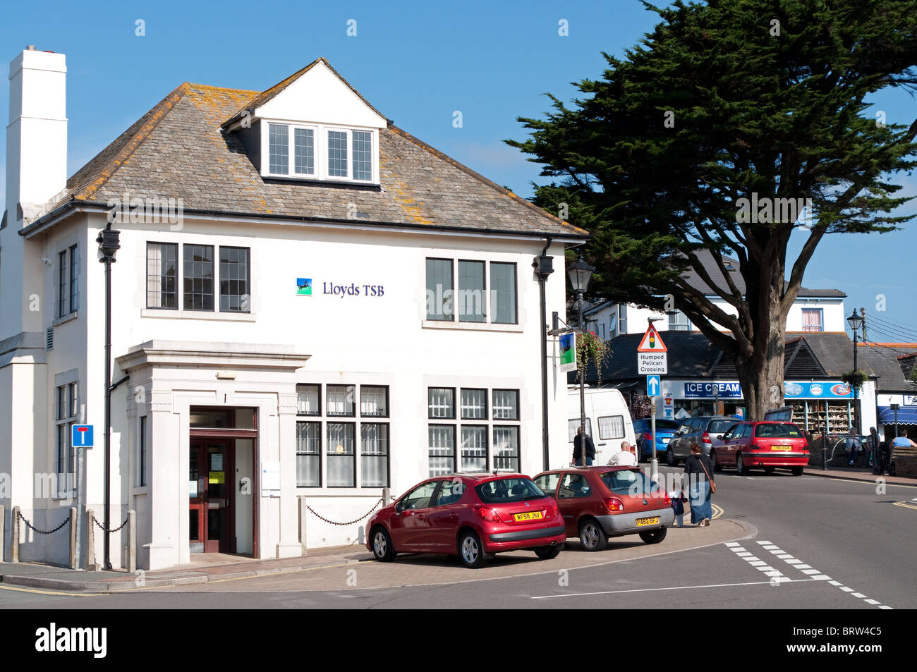 Un ex casa convertita in una piccola filiale di Lloyds Bank a Bude, Cornwall, Regno Unito Foto Stock
