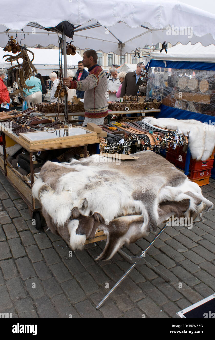 Una pelliccia in stallo la Kauppatori quayside mercato di Helsinki. Una tabella di pelli di renne nella parte anteriore. Foto Stock