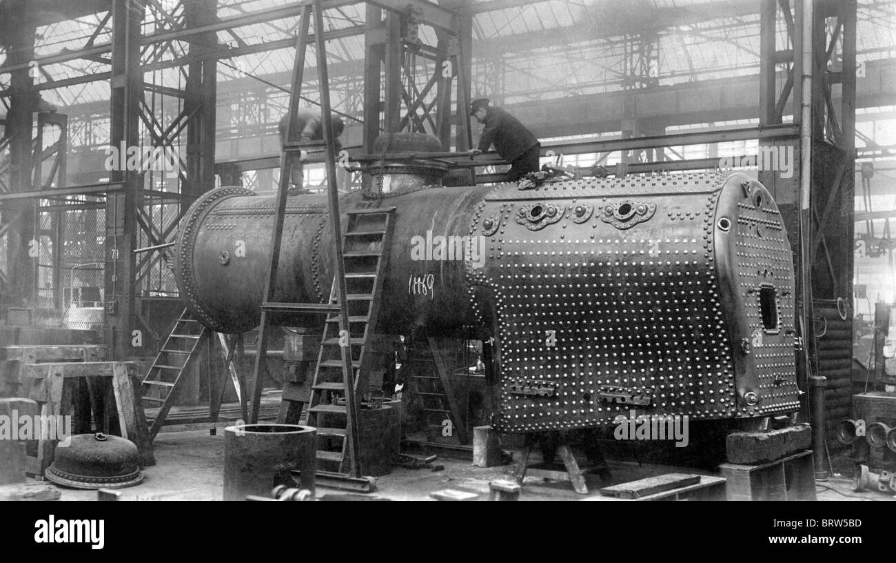 Costruzione di una locomotiva, lucidare la cupola di vapore, Borsig fabbrica, Berlino-Tegel, Germania, immagine storica, 1910 Foto Stock