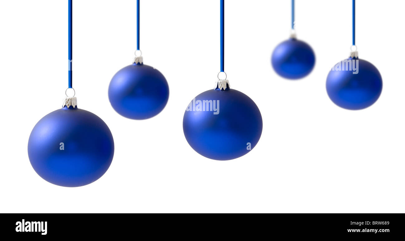 Blu palle di Natale appeso su nastri, contro uno sfondo bianco Foto Stock