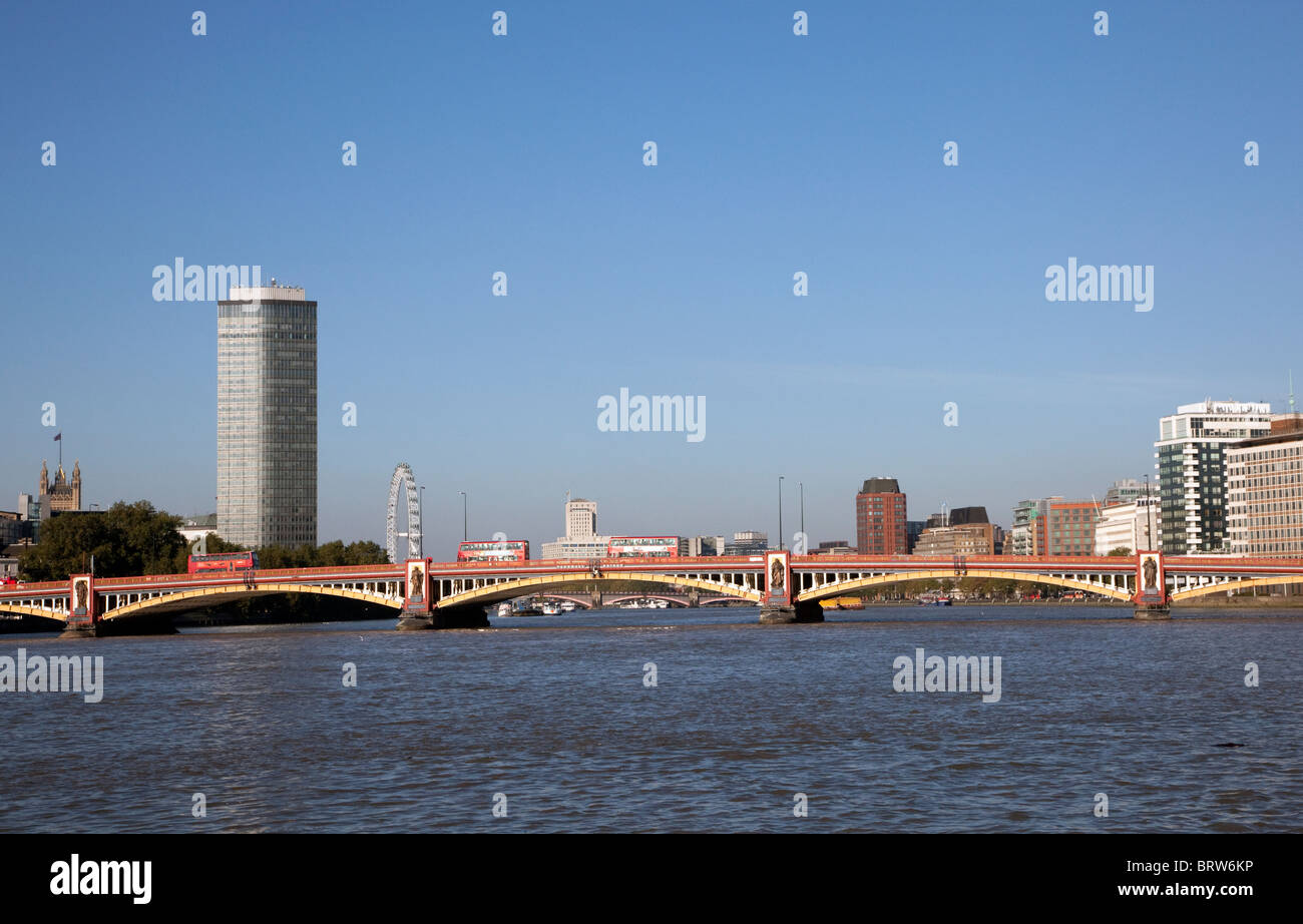 Vauxhall Bridge, Londra con Millbank Tower e London Eye Foto Stock