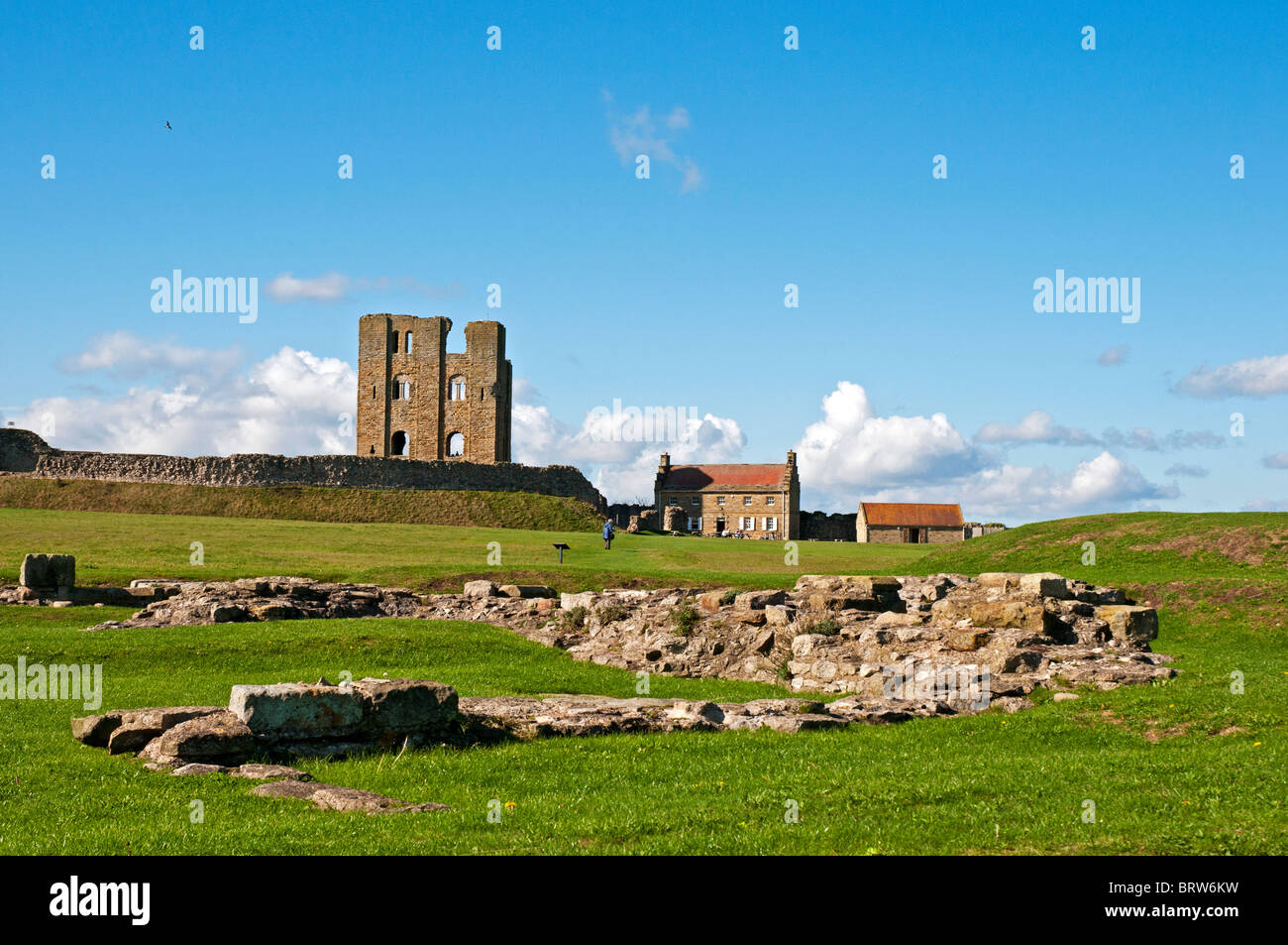 Le rovine della romana antica stazione di segnale di fronte al castello di mantenere e Master Gunner's House, Scarborough Foto Stock