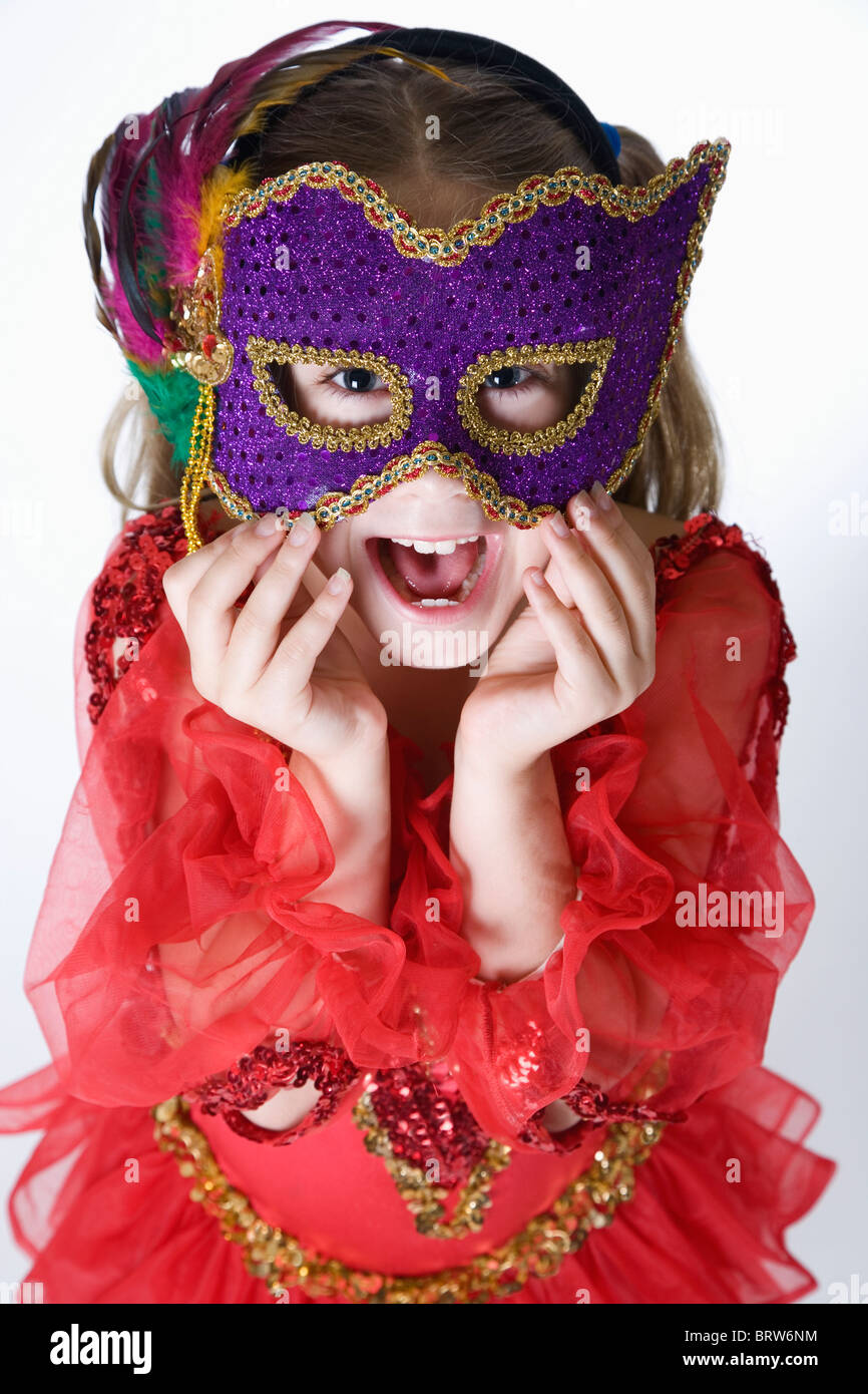 Ritratto in studio di una ragazza (10-11) indossando il costume e la maschera Foto Stock
